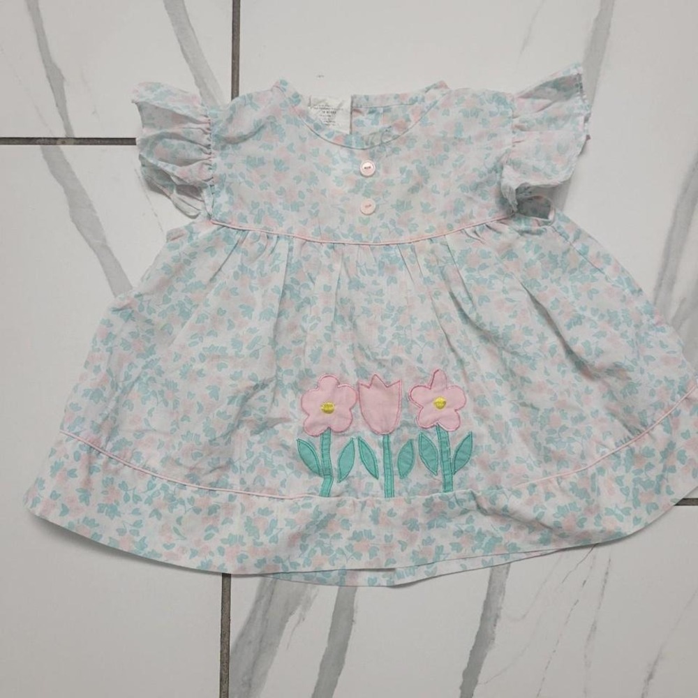 intage baby girl dress with flower details. Size: 18 m